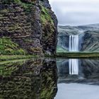 Spiegelnder Wasserfall Skógafoss auf Island