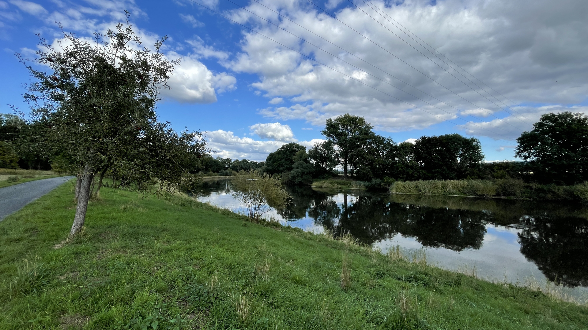 Spiegelndes Farbenspiel an der Weser 