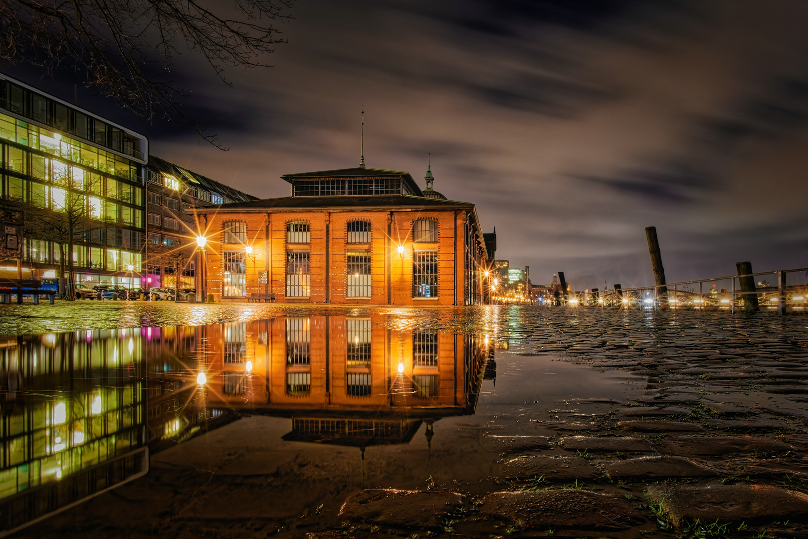 Spiegelpfütze an der Fischauktionshalle