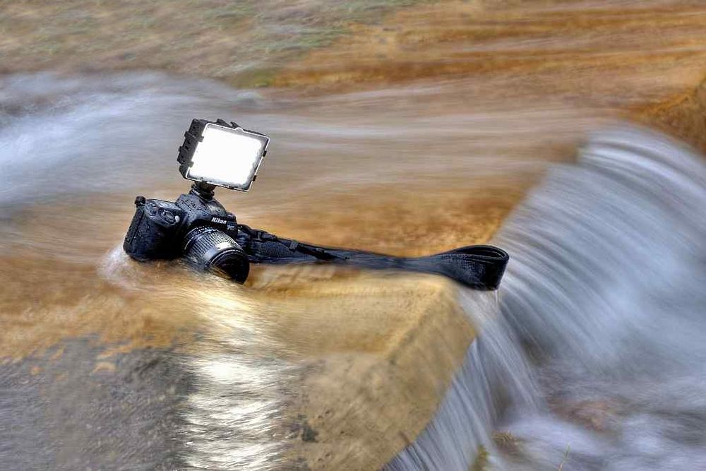 Spiegelreflexkamera im Wasser
