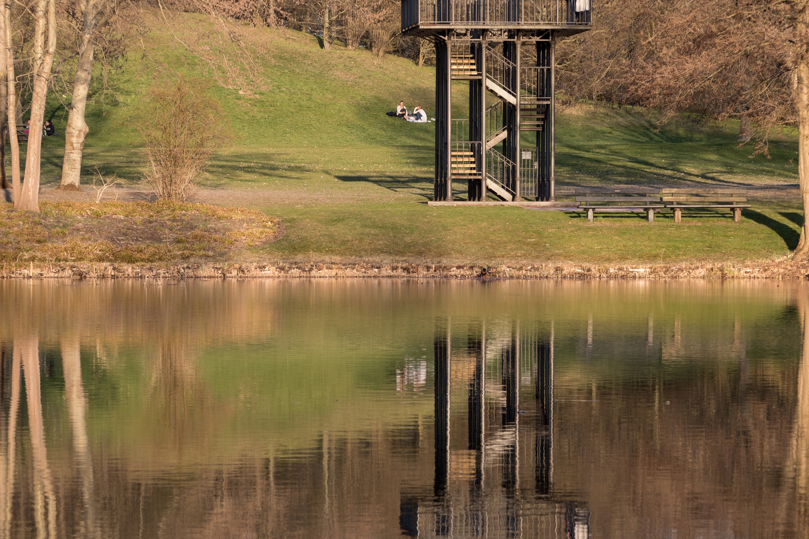 Spiegelsee mit Aussichtsturm