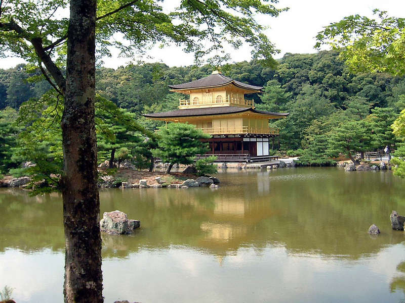 Spiegelsee mit gold. Pavillon