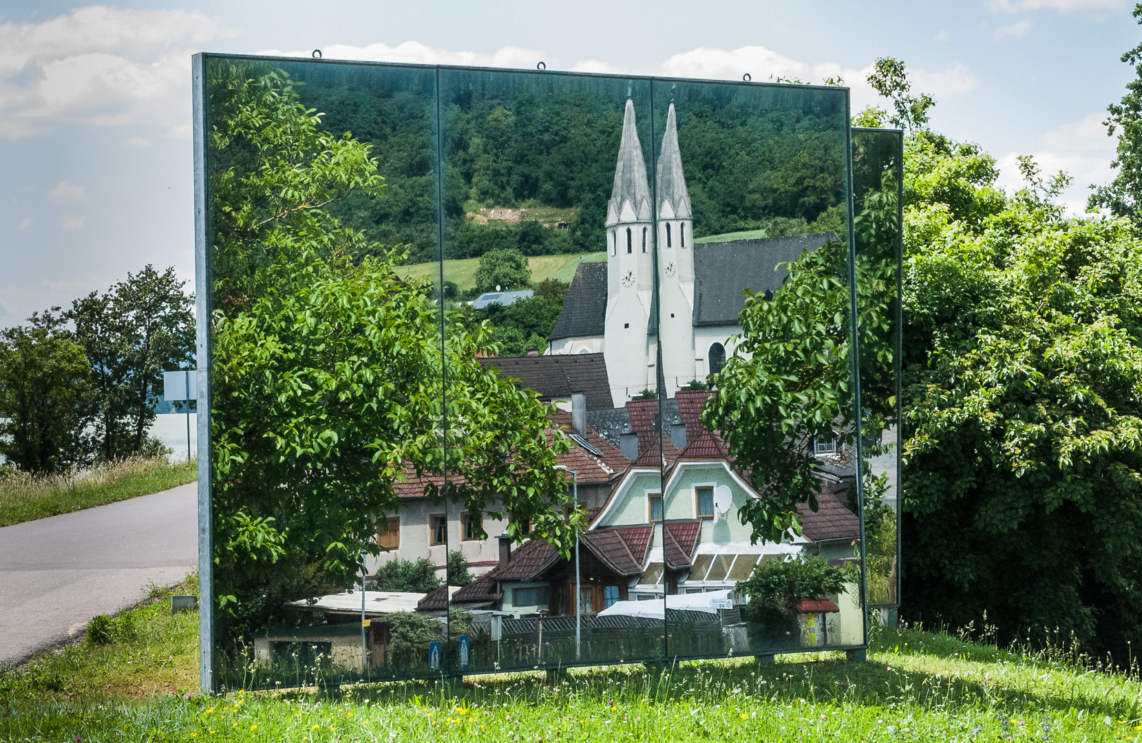 Spiegelskulptur an der Donau 