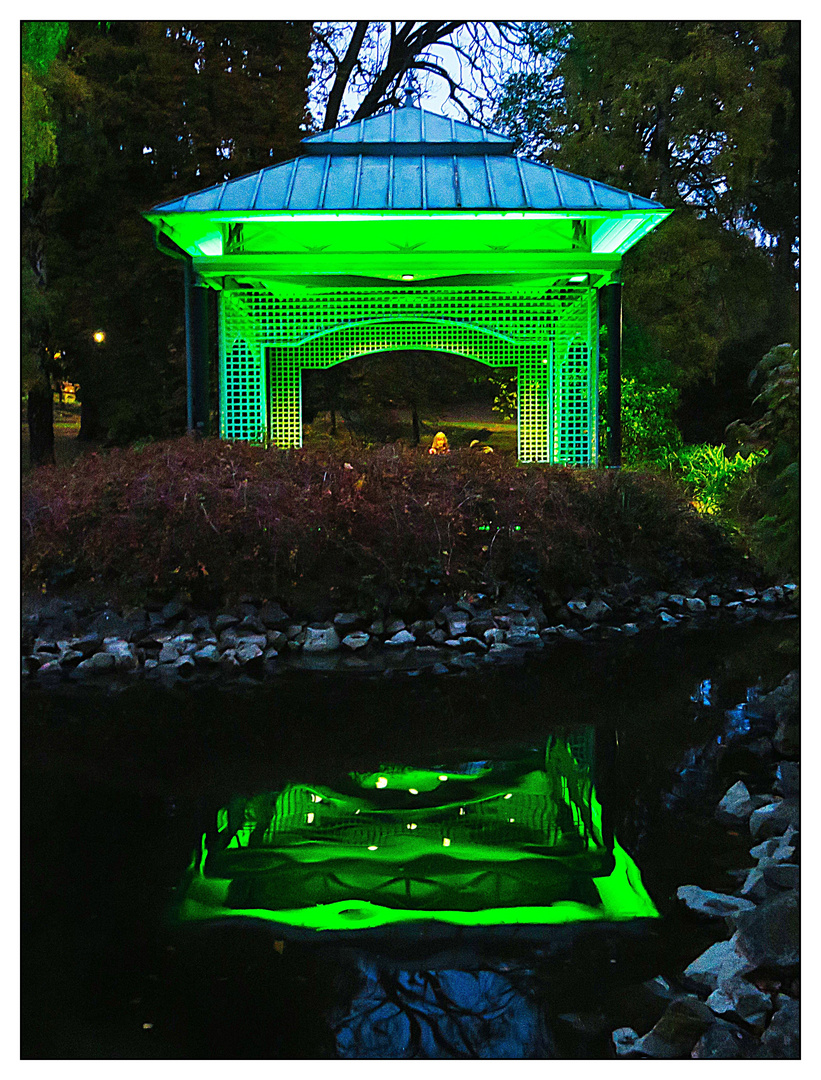 Spiegeltag- Abendlich beleuchteter Pavillon