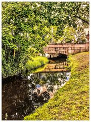 Spiegeltag- Alte Brücke am Fluss