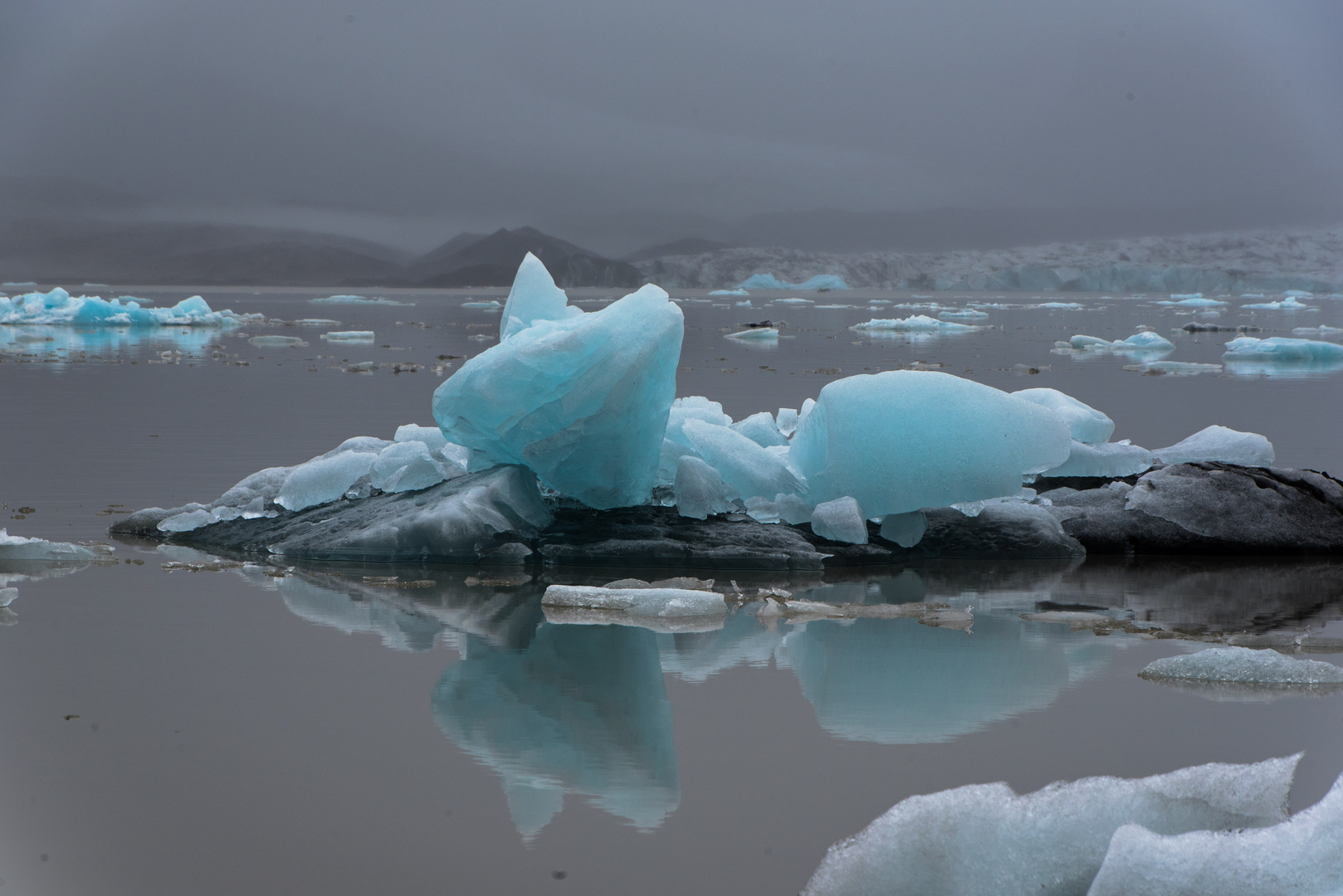 Spiegeltag - am Gletschersee in Island