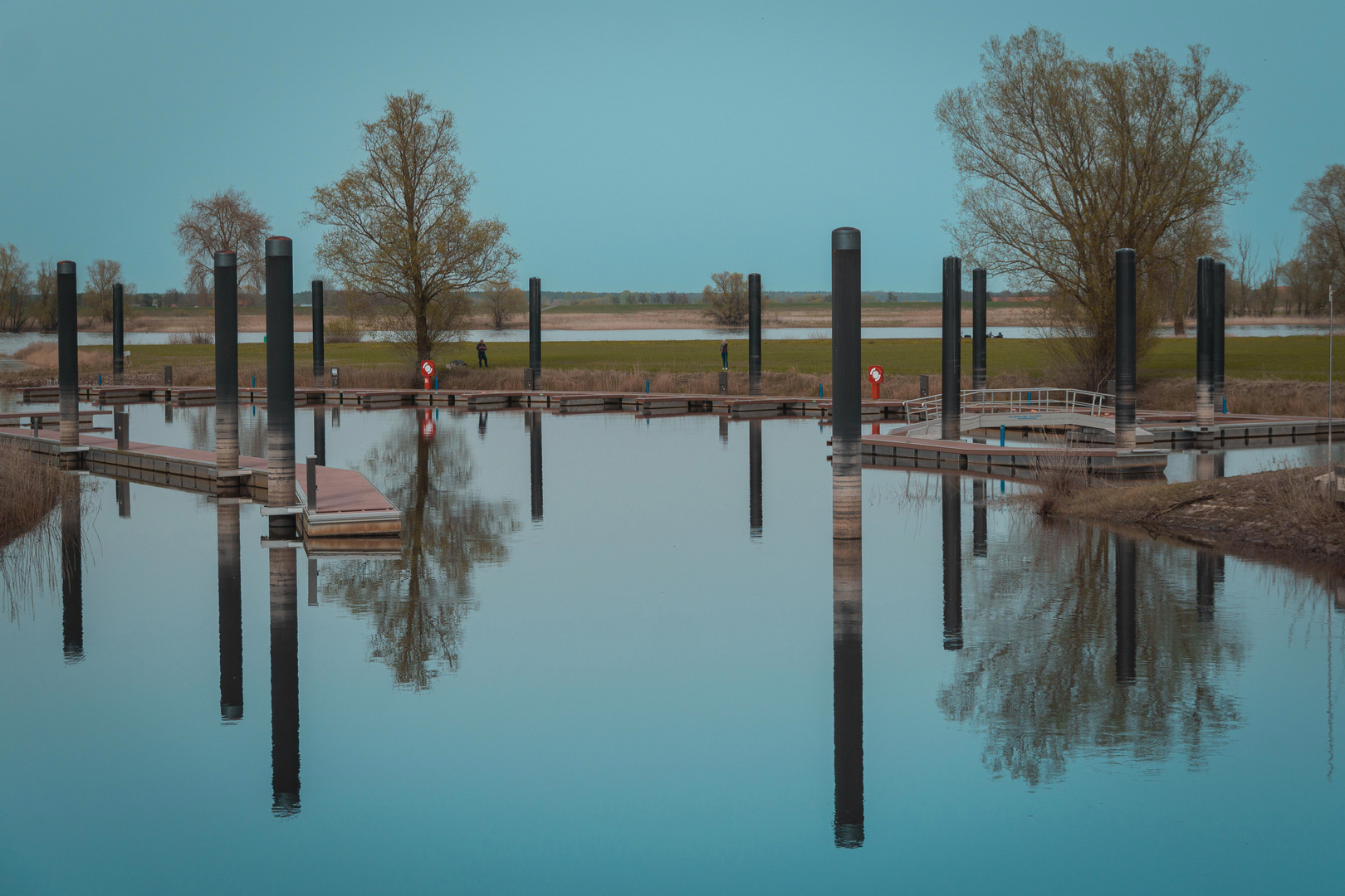 Spiegeltag am kleinen Hafen