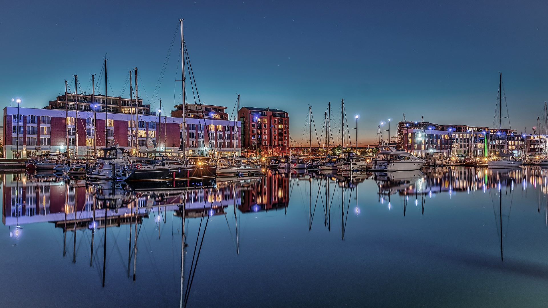 Spiegeltag am Neuen Hafen mit Mastenwald