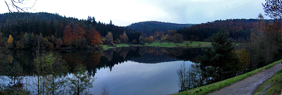 Spiegeltag: An einem Stausee irgendwo im Taunus. 