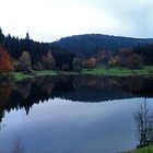 Spiegeltag: An einem Stausee irgendwo im Taunus. 