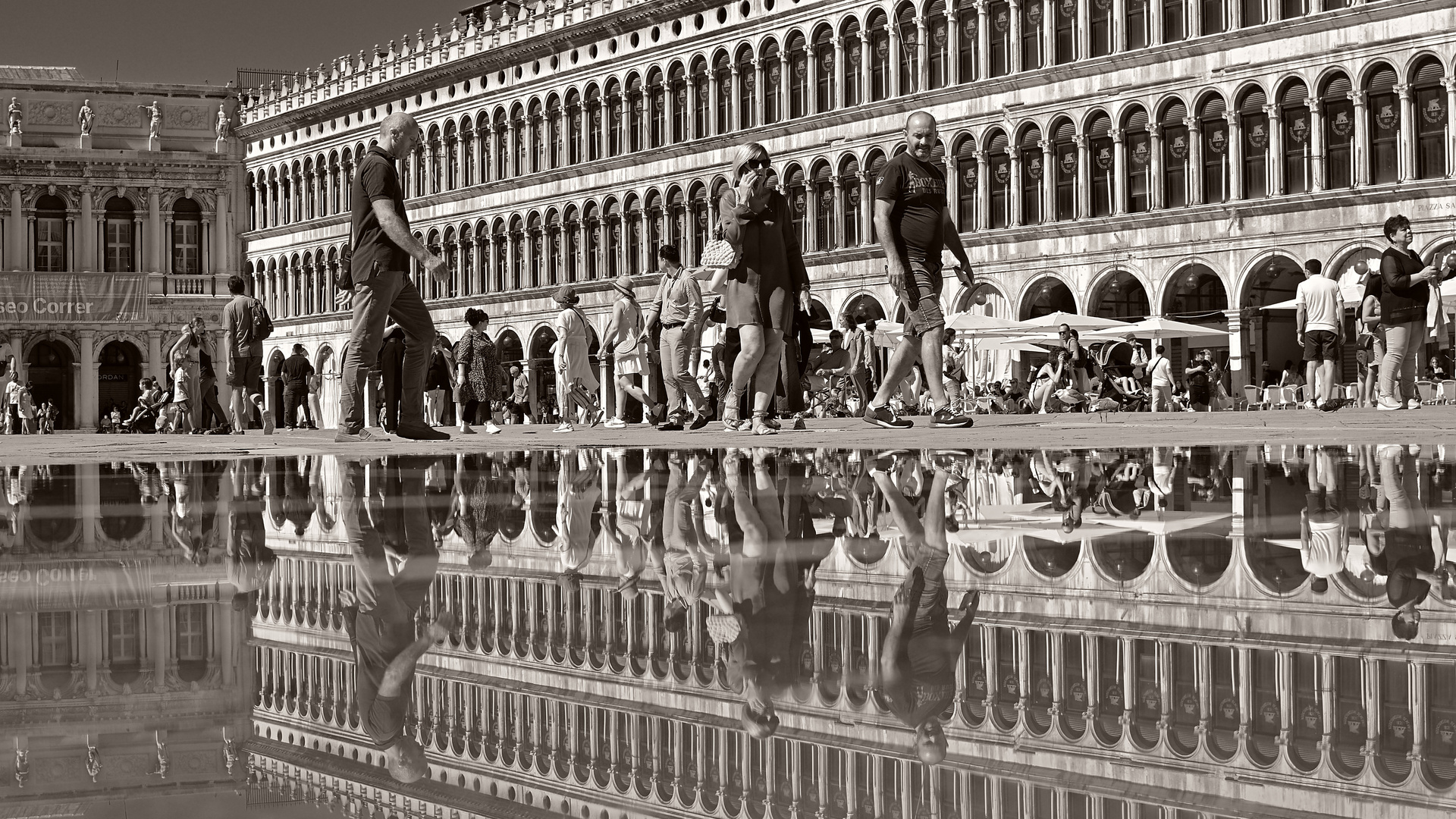 Spiegeltag auf dem Markusplatz in Venedig