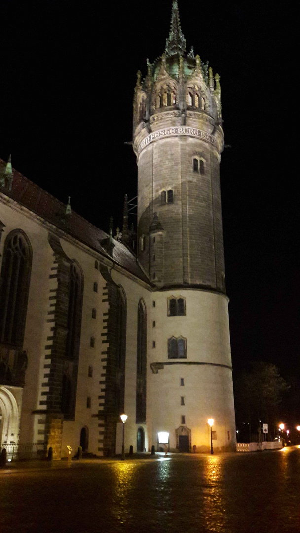 Spiegeltag Bodenspiegelungen zum  Schloßturm  führend