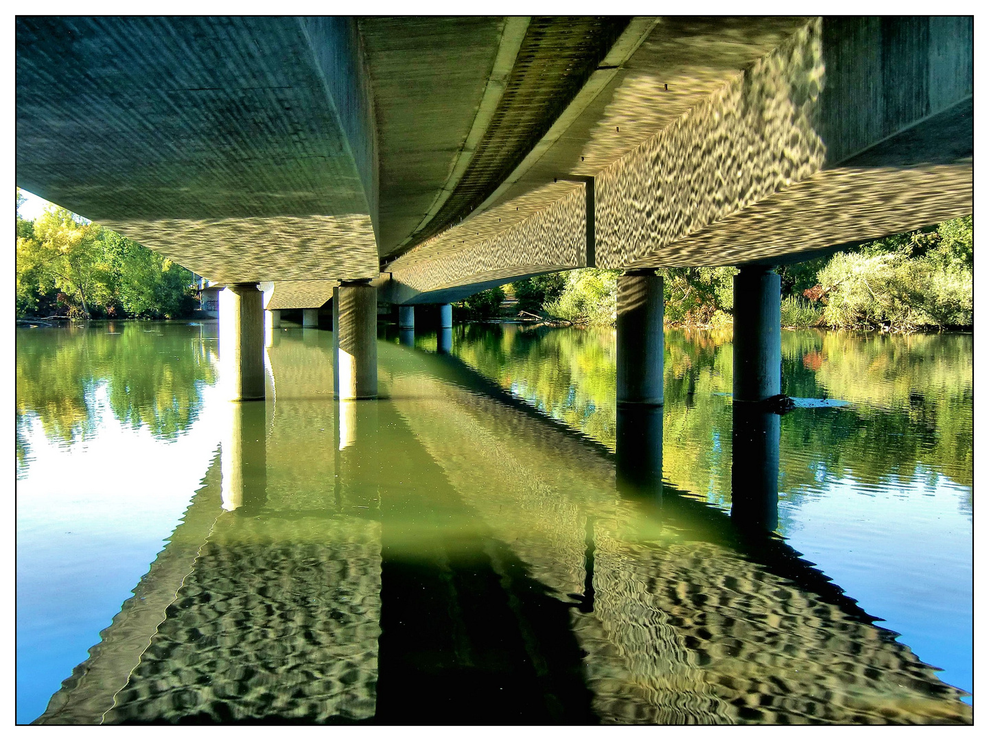 Spiegeltag- Brücke spiegelt sich in der Pegnitz