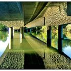 Spiegeltag- Brücke spiegelt sich in der Pegnitz