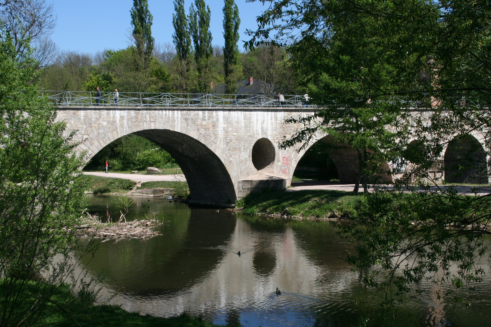 Spiegeltag: Brücke über die Ilm in Weimar