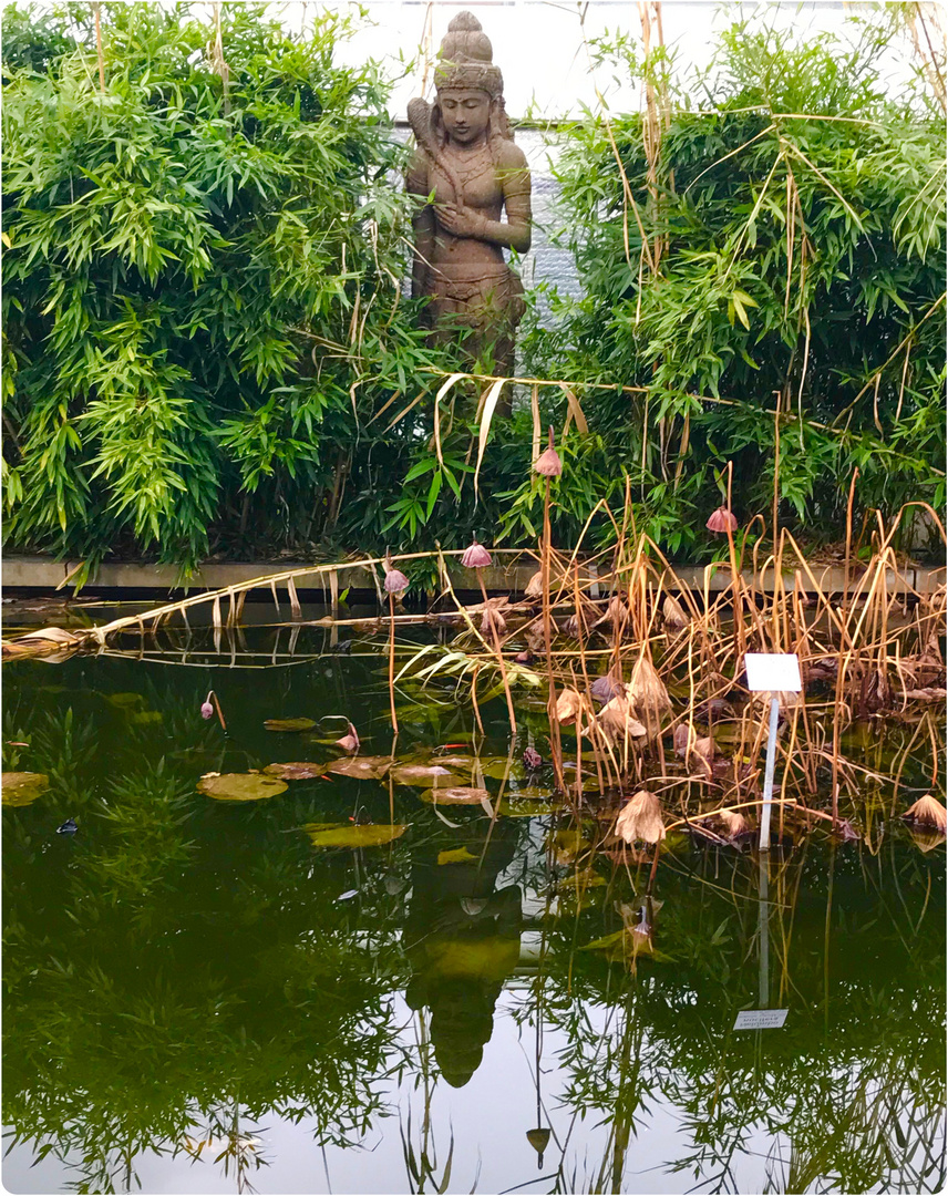 Spiegeltag- Buddhistische Skulptur