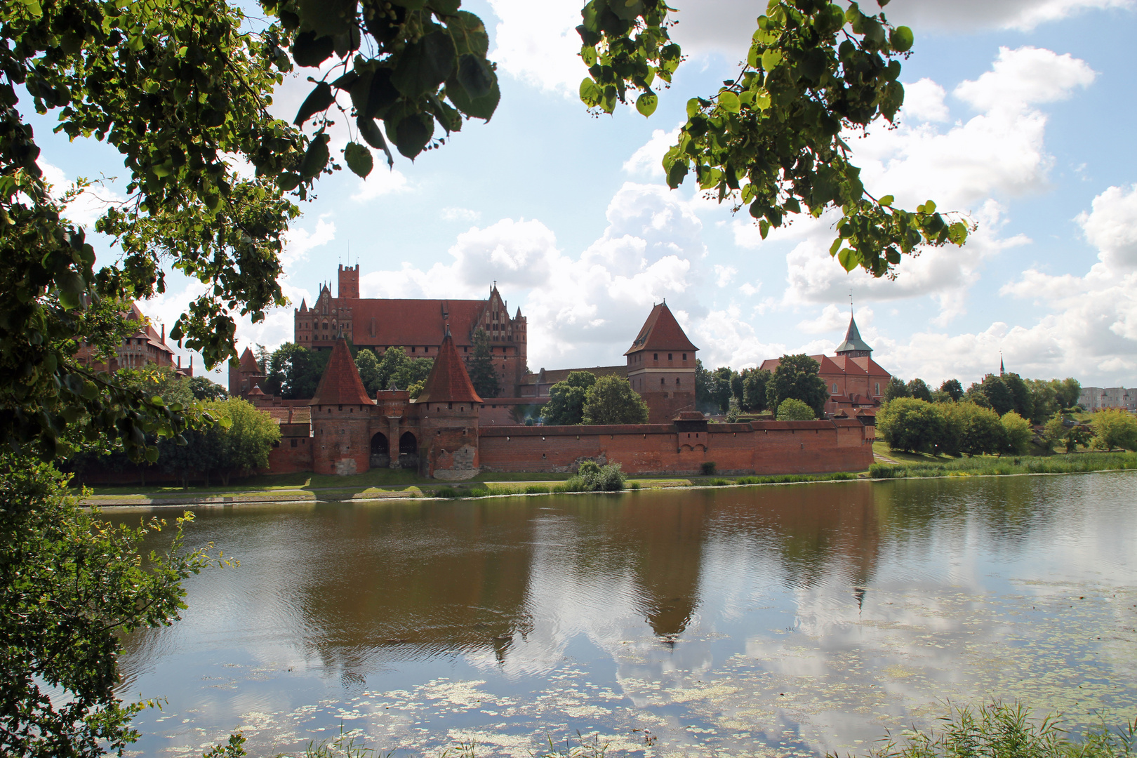 Spiegeltag: Die mittelalterliche Ordensburg Marienburg am Nougat / Polen