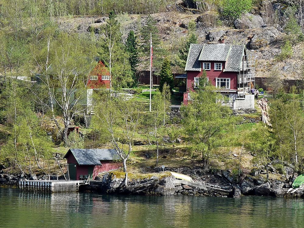 Spiegeltag ....einsam leben auf dem Berg in Norwegen 