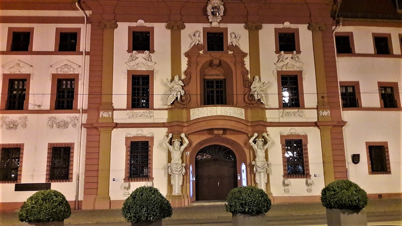 Spiegeltag :Erfurt Regierungssitz Fensterspiegelungen