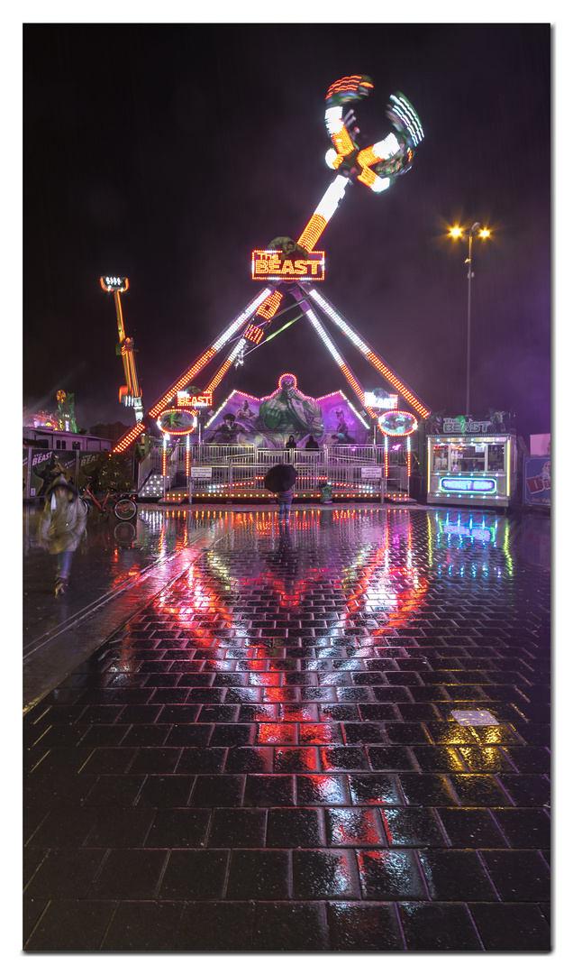 "Spiegeltag": Hamburger Dom on rainy days (2022)