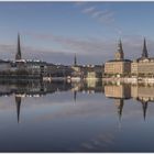 "Spiegeltag": Hamburgs Binnenalster direkt nach Sonnenaufgang