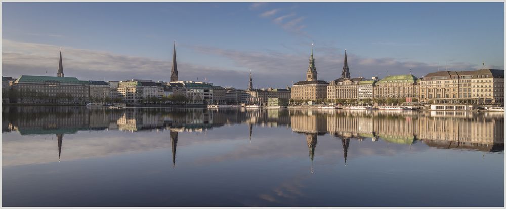 "Spiegeltag": Hamburgs Binnenalster direkt nach Sonnenaufgang