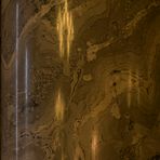 Spiegeltag - in der Semperoper spiegelt sich ein Kronleuchter in einer der vielen Säulen