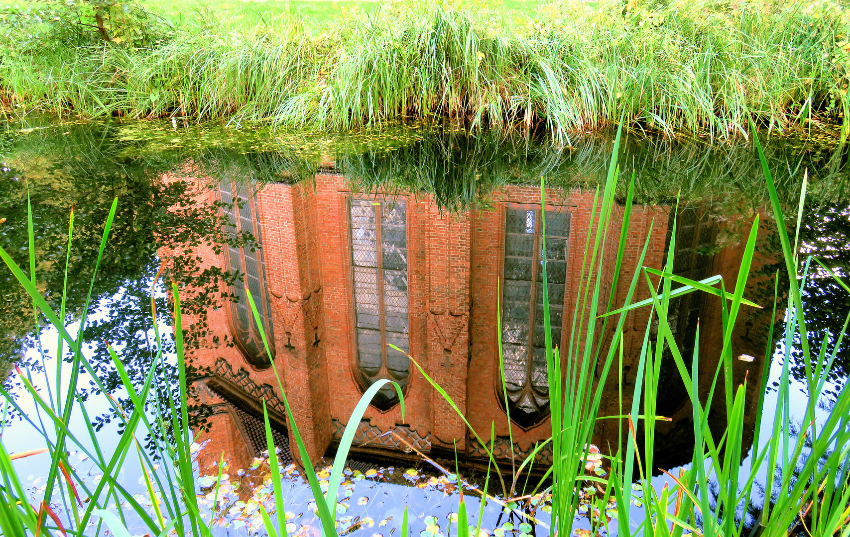 Spiegeltag- Kirche im Teich gespiegelt