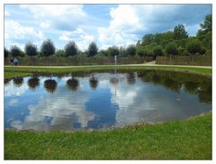 Spiegeltag- Kleine Fontäne im Teich und Bäume