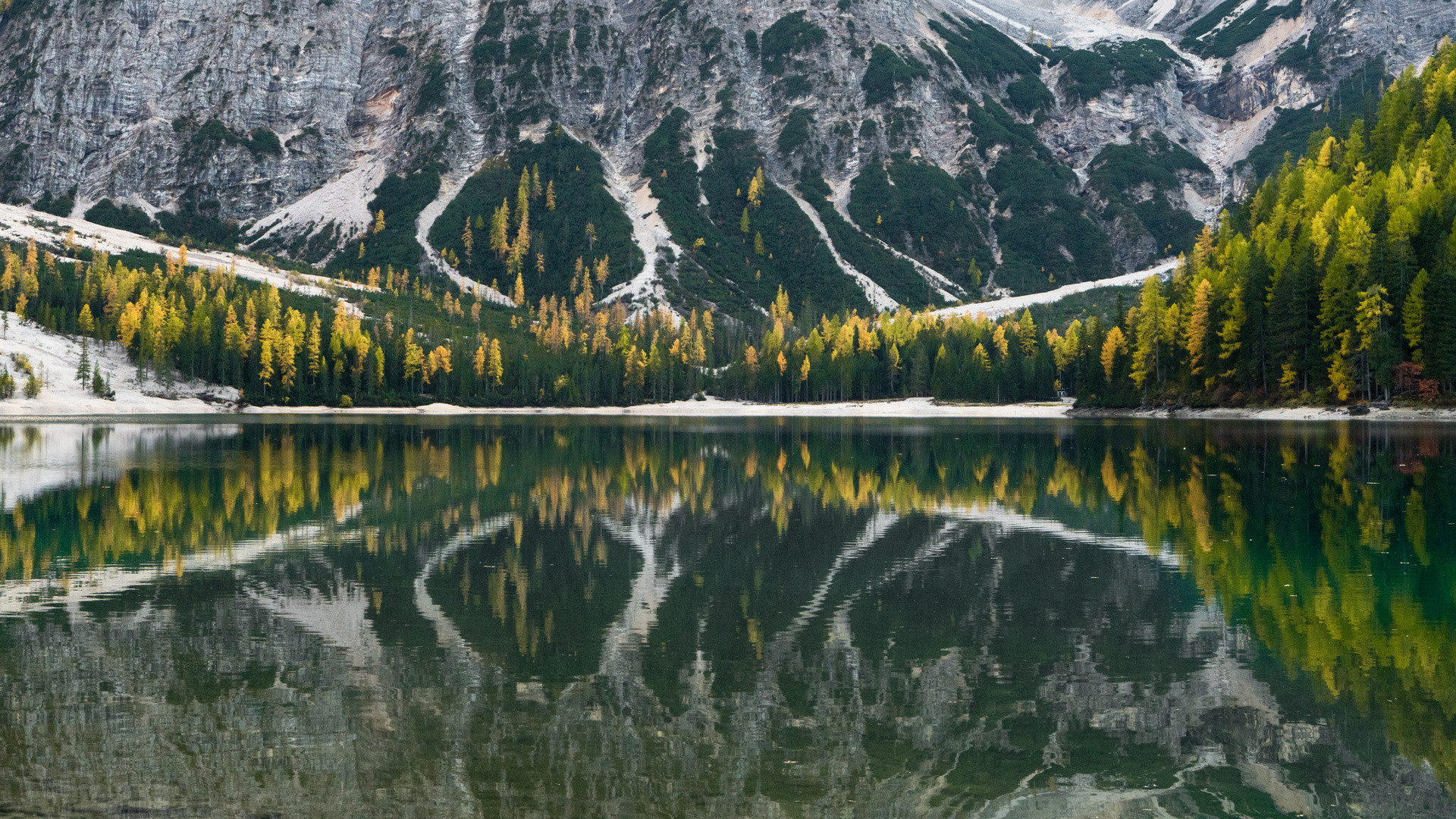 Spiegeltag: Lago di Braies, Dolomites Italien