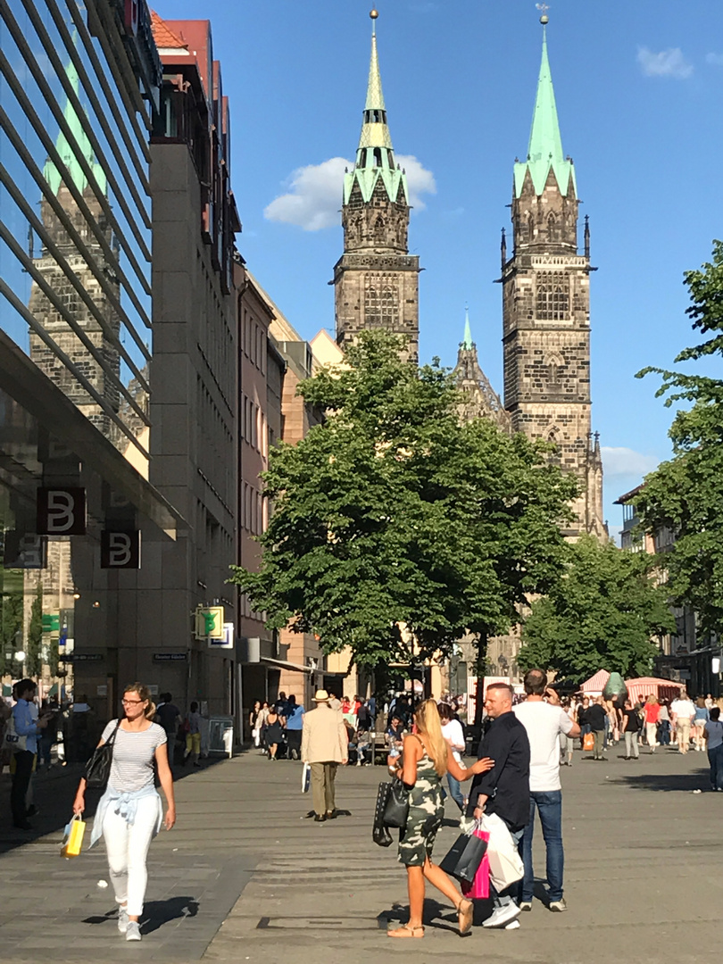 Spiegeltag-  Linker Kirchturm von St. Lorenz