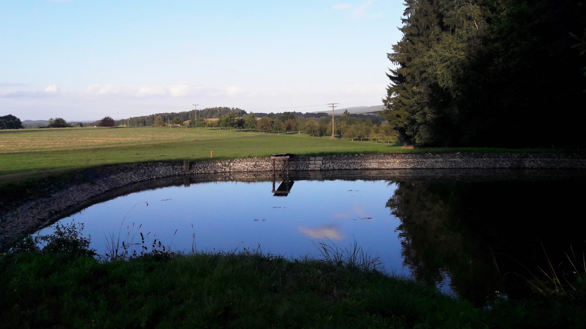 Spiegeltag :  Mein "Schlittschuhteich"  mit Blick zu den Obbstbäumen 18.9.2019