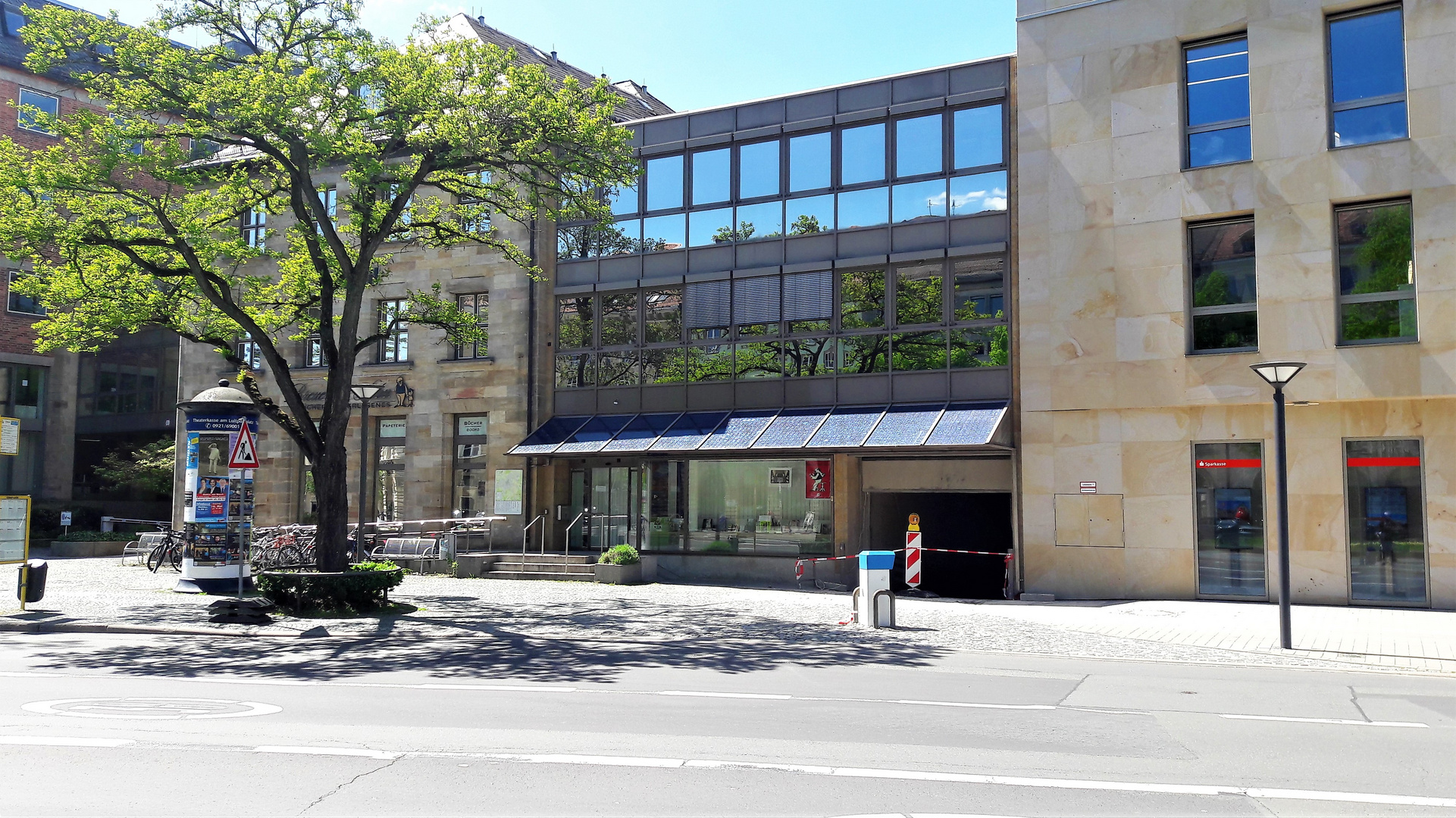 Spiegeltag: Natur gespiegelt  in der Architektur -mitten in Bayreuth