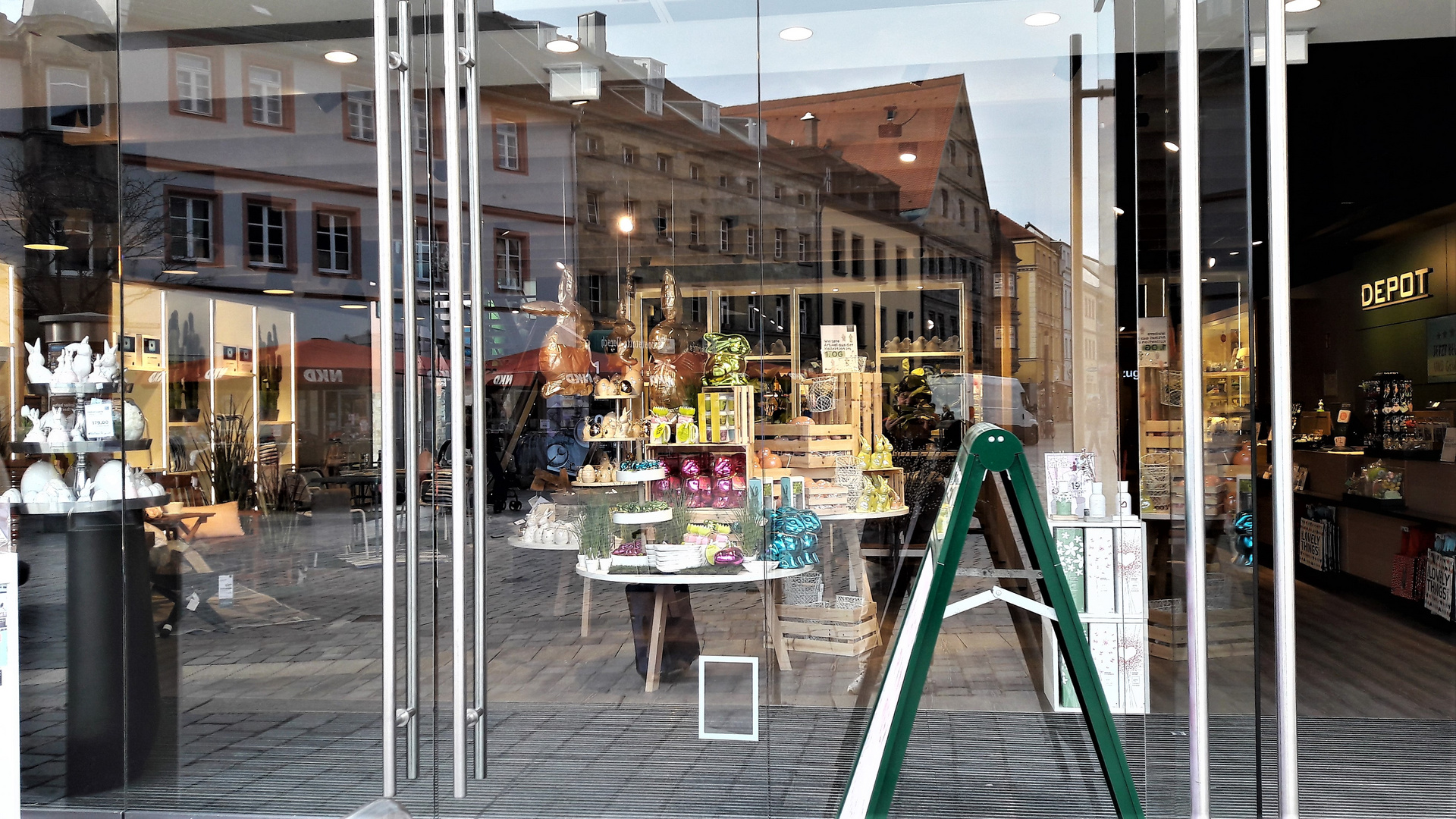 Spiegeltag :Osterhasen bertachten Marktplatz Bayreuth