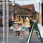 Spiegeltag :Osterhasen bertachten Marktplatz Bayreuth