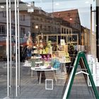 Spiegeltag :Osterhasen bertachten Marktplatz Bayreuth