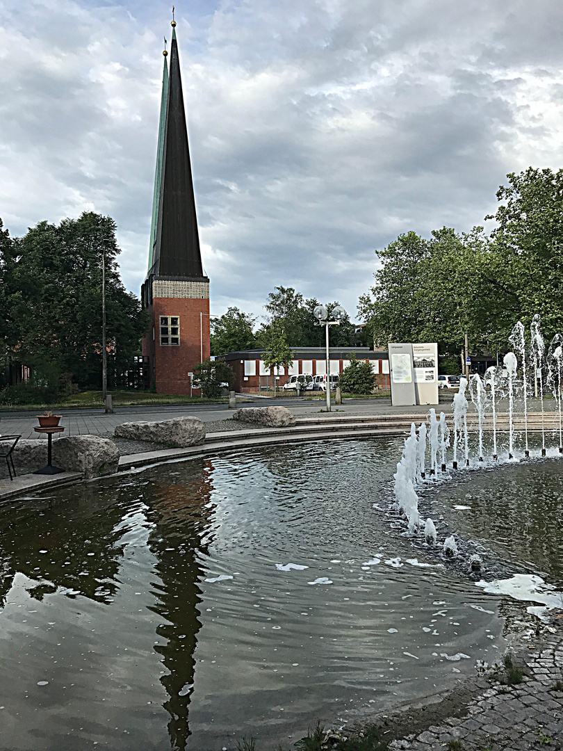 Spiegeltag- Pfarrkirche im Brunnen gespiegelt