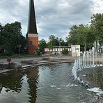 Spiegeltag- Pfarrkirche im Brunnen gespiegelt