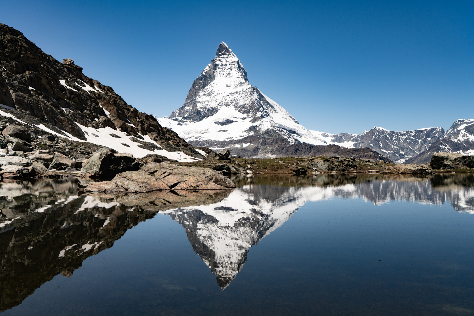 Spiegeltag: rocky reflection