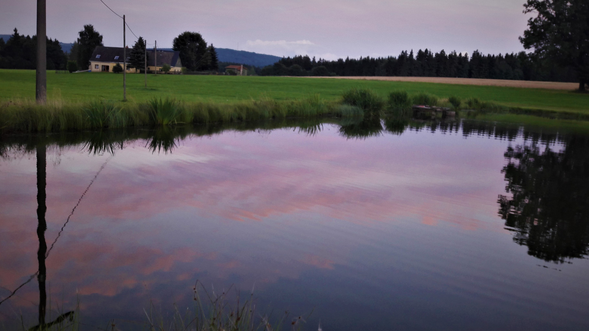 Spiegeltag  Rote Wolken im Wasser gespiegelt