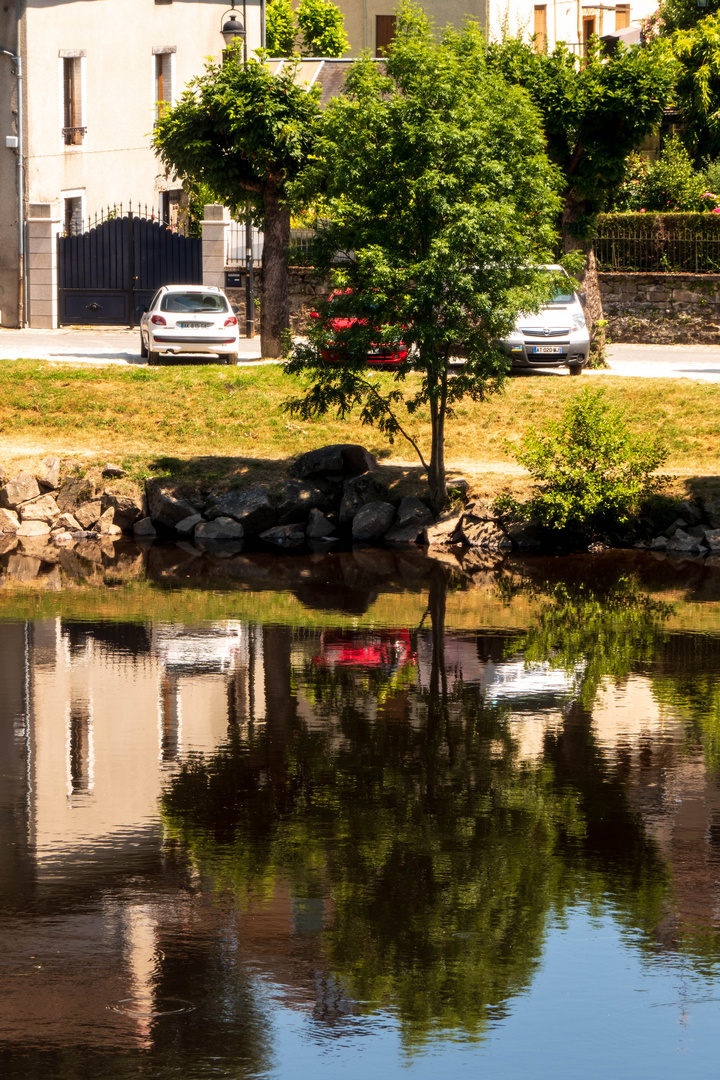 Spiegeltag - rotes Auto am Fluss