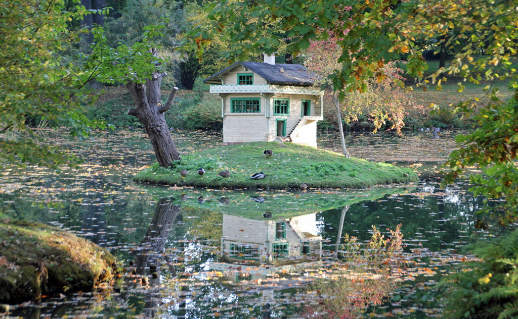 Spiegeltag: Schwanenhaus im Branitzer Park bei Cottbus