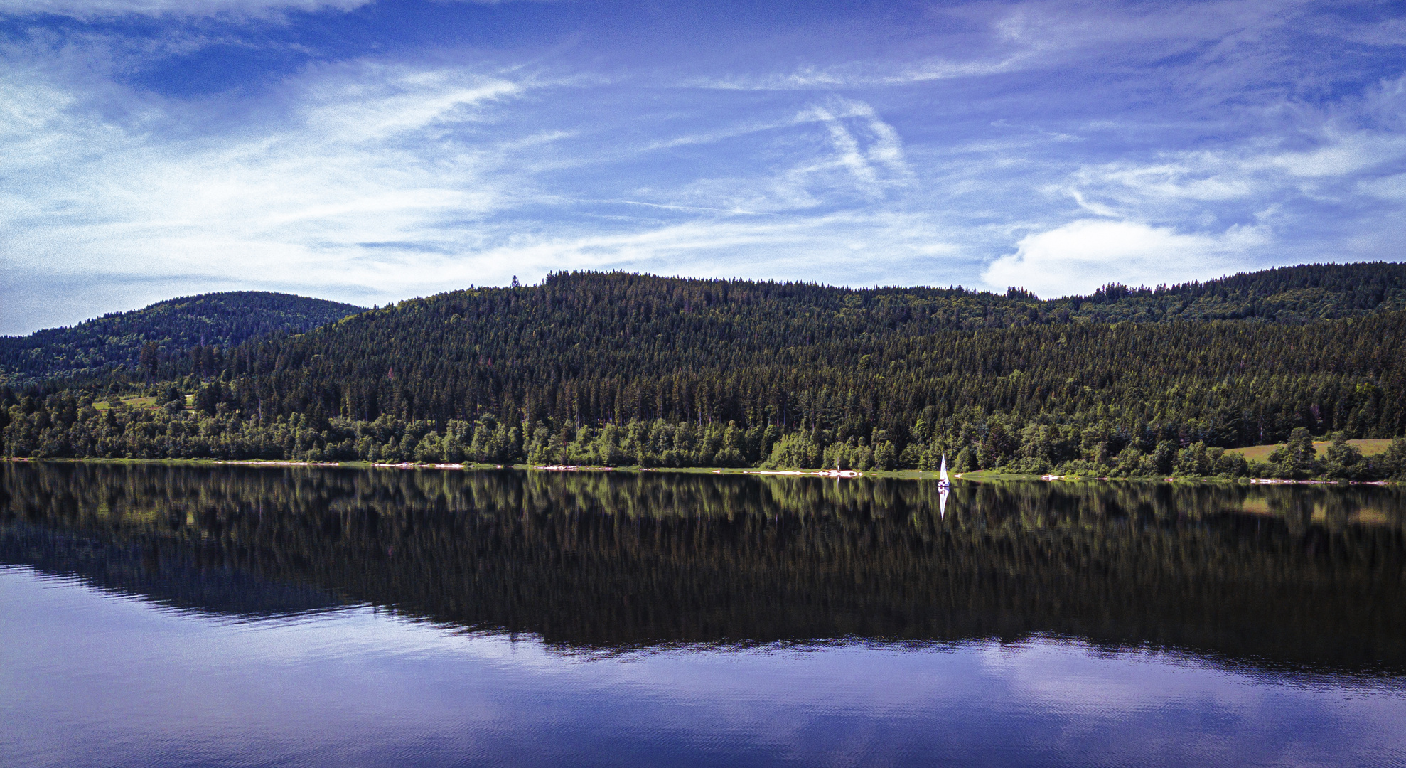 Spiegeltag - Segelboot am Schluchsee