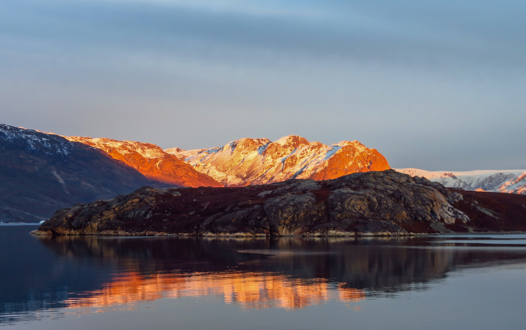 Spiegeltag: Sonnenaufgang in Grönland