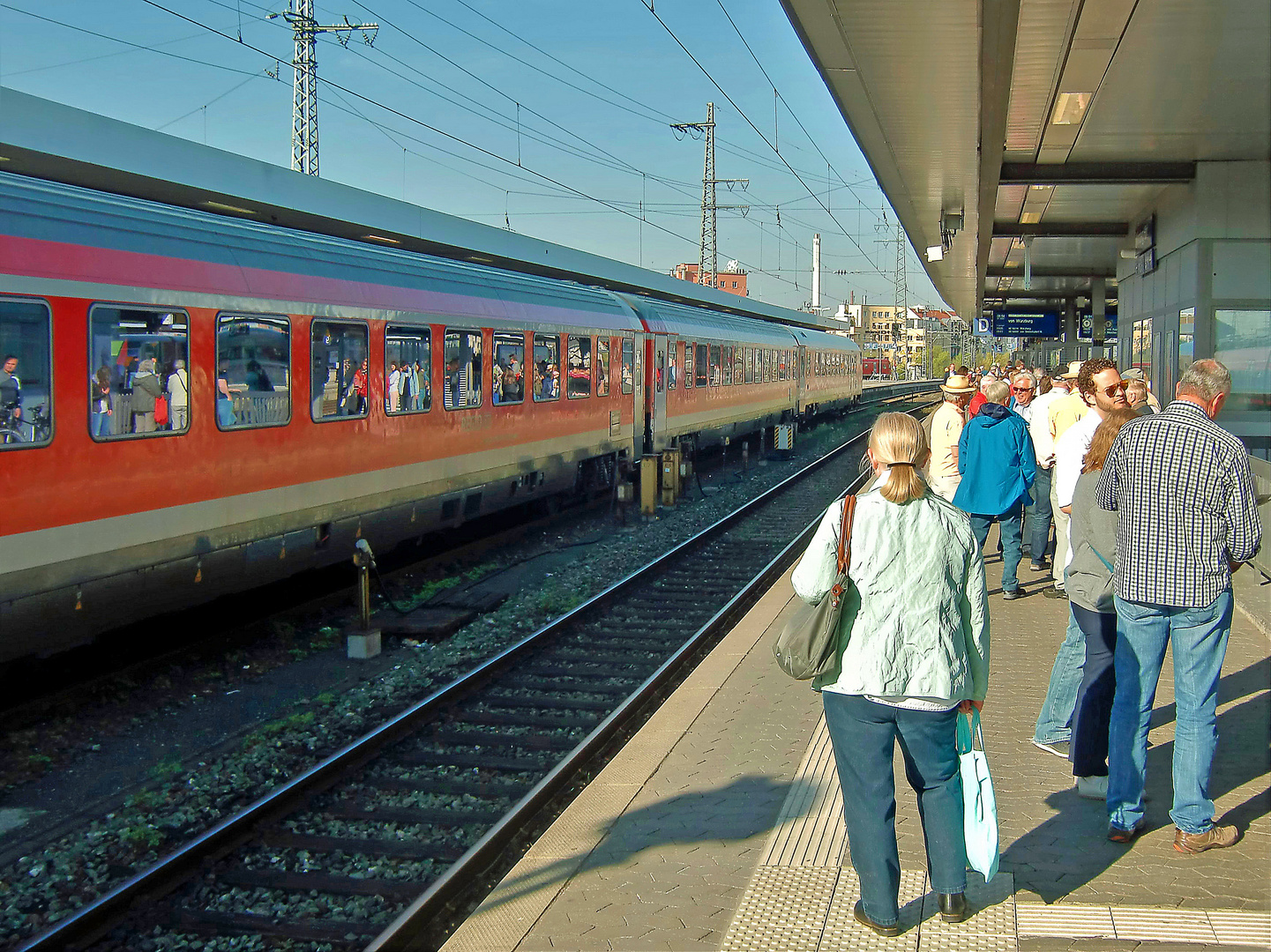 Spiegeltag- Spiegelung Reisender im Zug