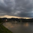 Spiegeltag: vor uns Stadt Grein an der Donau