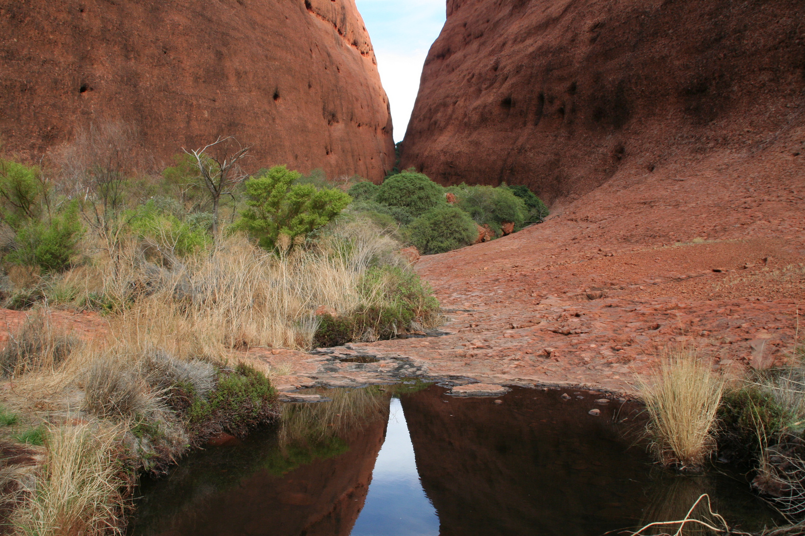 Spiegeltag: Wasserstelle am Ayers Rock in Australien