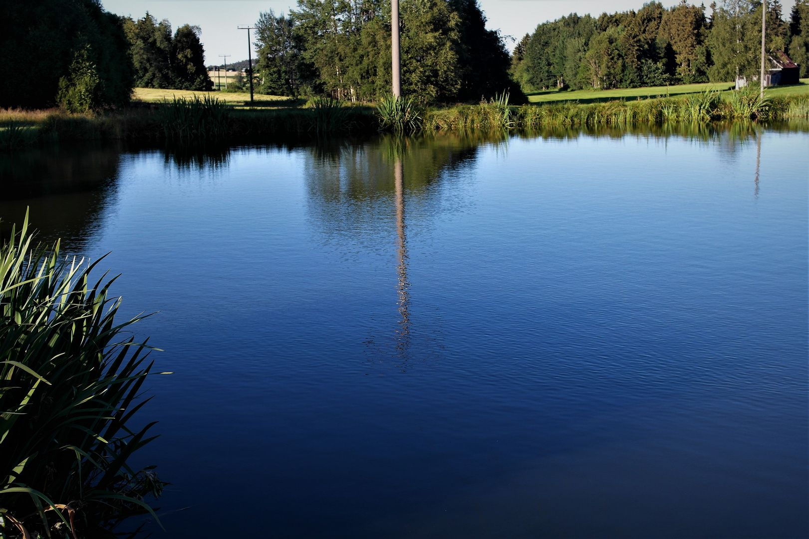 Spiegeltag. Wie ein  edelsteinbesetzter  Unterwasser-Bohrkopf