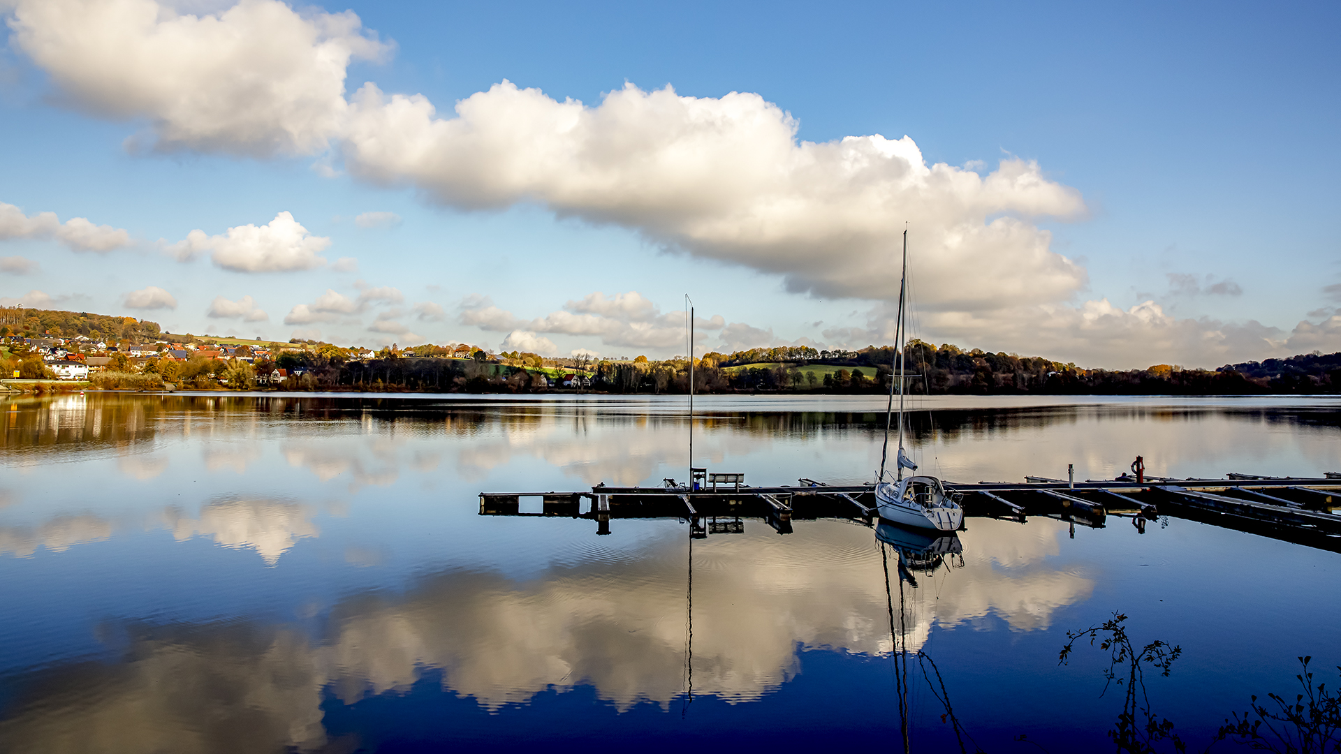 Spiegeltag - Wolken am Möhnesee