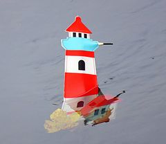 Spiegeltagmotiv. Ein Leuchtturm in der Pegnitz